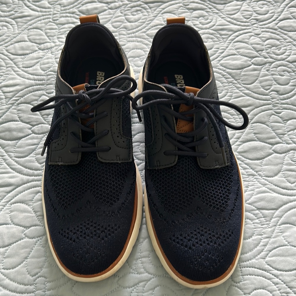 Mens size 8 blue fashion sneakers. Knit. Brown faux leather.